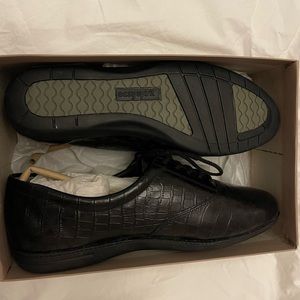 Easy Spirit Motion Leather Oxfords in Black Crocodile